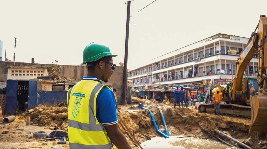 Ingénieur de Waterleaf sur un chantier de réseau d’eau, à Dakar